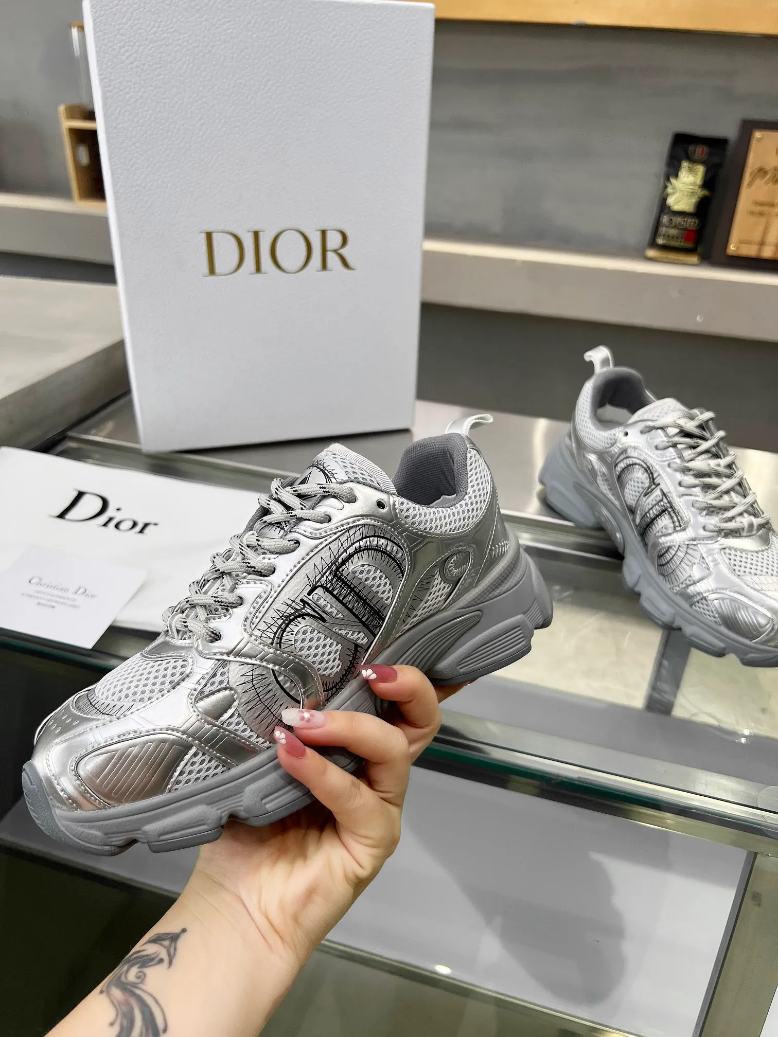 👟👟Ex-factory price 600👟👟 Women's shoes, women's clothing, women's shoes, women's clothing 2024's latest hot model Reba's brand new CHRONO shoes, the same model as Dior's DIOR, have a large amount of silver glossy structure and gray mesh material. The rebound of the sole has also been improved. The ultra-light outsole feels great👍👍👍. It has been increased by 5 centimeters. The recently popular thick-soled style makes you fall in love with it at first glance. The size is 35-40.